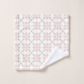 Pink petal and pastel triangle tile pattern on whi バスタオルセット (ウォッシュタオル)