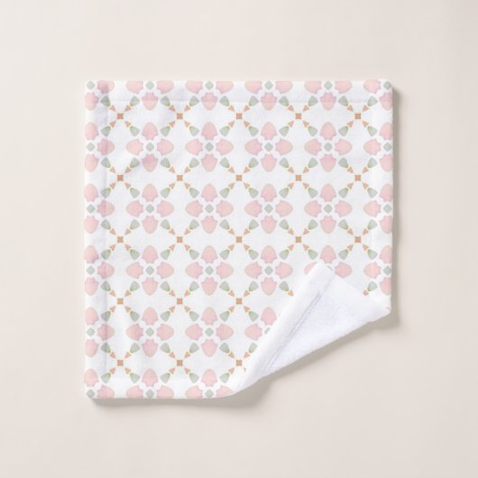 Pink petal and pastel triangle tile pattern on whi バスタオルセット (ウォッシュタオル)