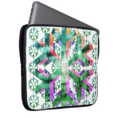 Pink, Purple + Green Snowflakes on Electronics Bag ラップトップスリーブ (正面右)