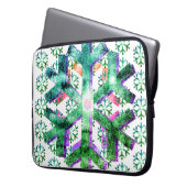 Pink, Purple + Green Snowflakes on Electronics Bag ラップトップスリーブ (正面左)