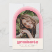 Pink Retro Striped Arch Graduation Announcement 招待状 (正面)