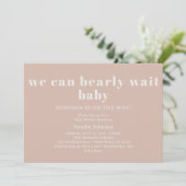 Pink Sandstone Typography Bearly Wait Baby Shower 招待状 (スタンド正面)