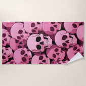 Pink Skull Pattern – Bold Gothic Design ビーチタオル (正面)