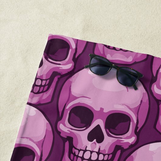 Pink Skull Pattern – Bold Repeating Design ビーチタオル (インサイチュ)