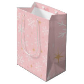 Pink Snowflake & Gold Sparkle Christmas Gift Bag ミディアムペーパーバッグ (裏面アングル)