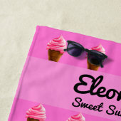 Pink Strawberry and Chocolate Ice Cream Pattern  ビーチタオル (インサイチュ)