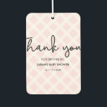 Pink Thank you Drive by Baby Showerお気に入りハート カーエアーフレッシュナー<br><div class="desc">ハートの形モダンをしたピンクの円パターン車の空気フレッシュナーをカスタマイズするママの名前。車のフレッシュナーの好意は感謝され、テーマに一致するギフトであるということを世界のいくつかの部分で必要なドライブスルー（ドライブによって）赤ちゃんシャワー。「運転感謝していの為に」とも日付けカスタマイズだ。</div>