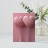 Pinke Cake Pops in Herzform Valentinstag ポストカード (スタンド正面)