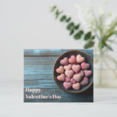 Pinke Herzen in Schale Valentinstag ポストカード (スタンド正面)