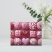 Pinke Pralinen aus Schokolade Valentinstag ポストカード (スタンド正面)