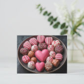 Pinke süße Pralinen aus Schokolade Valentinstag ポストカード (スタンド正面)
