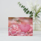 Pinkes Herz im Laub Valentinstag ポストカード (スタンド正面)