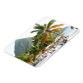 Pitonsの近くのセントルシアのビーチの日曜日のベッド マグネット (左側)