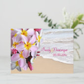 PixDezinesのピンクのプルメリアのレイ/ビーチ 招待状 (スタンド正面)