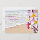 PixDezinesのピンクのプルメリアのレイ/ビーチ 招待状 (裏面)