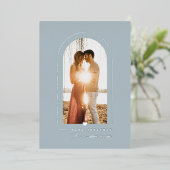 PixDezinesのDIYカラー ダスティーブルー アーチ セーブザデート 箔招待状 (立ち正面)