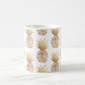 PixDezinesアロハパイナップル+ピンク+フェイク金ゴールド コーヒーマグカップ (中央)