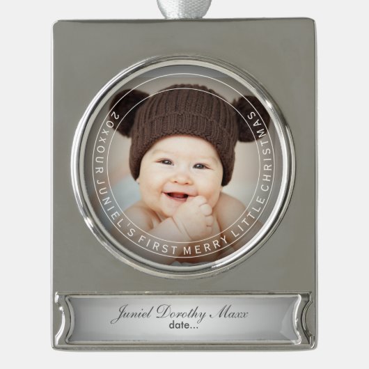 PixDezinesベビーの初めてのクリスマスホリデーフォト シルバープレートバナーオーナメント (正面)
