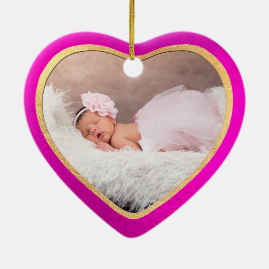 PixDezinesベビー初めてのクリスマス、ホットピンク セラミックオーナメント (裏面)