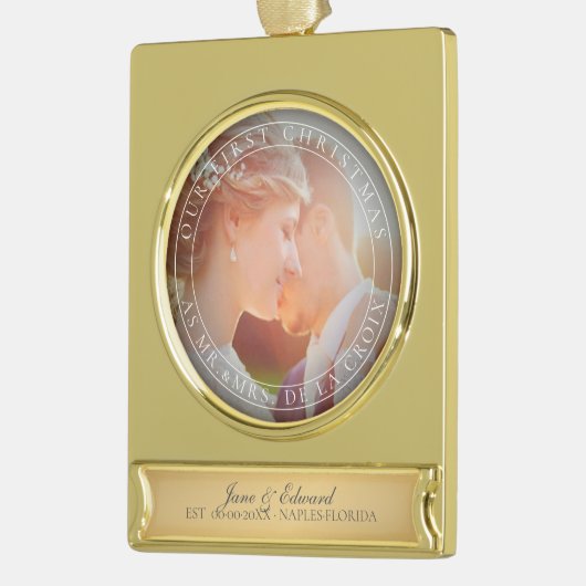 PixDezinesミセス・初めてのクリスマス結婚ズの写真 ゴールドプレートバナーオーナメント (左)