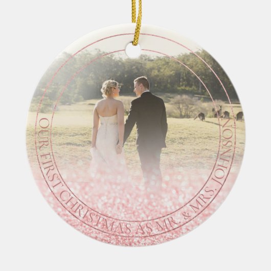 PixDezines当社の初めてのクリスマス、バラ金ゴールドグリッター セラミックオーナメント (正面)