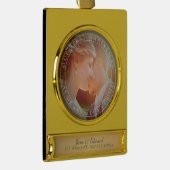 PixDezines 夫婦の最初のクリスマス ウェディングフォト ゴールドプレートバナーオーナメント (右)