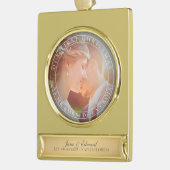 PixDezines 夫婦の最初のクリスマス ウェディングフォト ゴールドプレートバナーオーナメント (左)