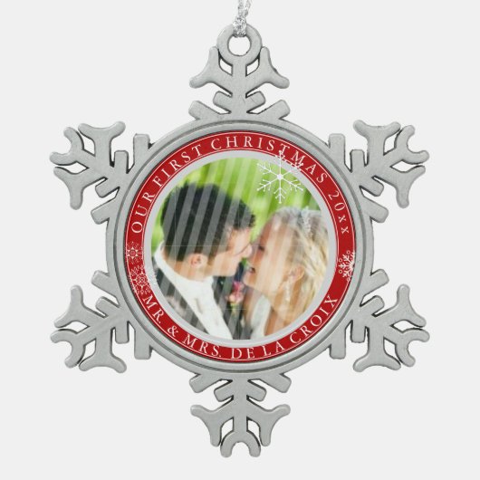 PixDezines DIYが初めてのクリスマスのMr.&Mrs. スノーフレークピューターオーナメント (正面)