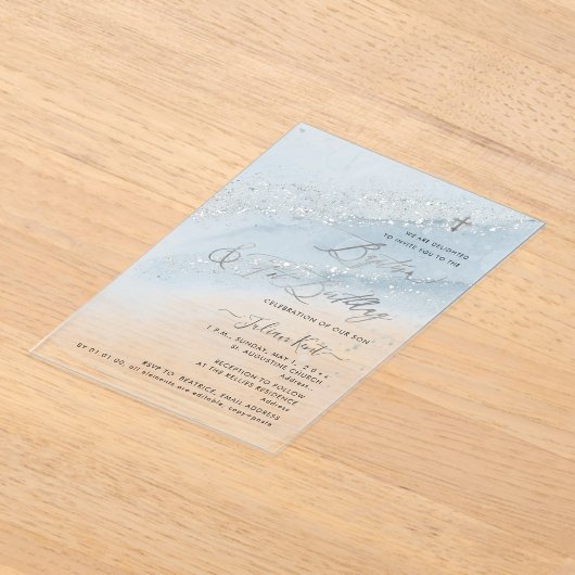 PixDezines Dusty Blue Silver Baptism+1st Birthday アクリル招待状 (レイダウン)