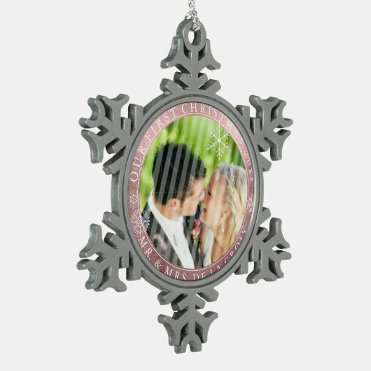 PixDezines Mr.&Mrs.第1クリスマスバラ金ゴールド枠 スノーフレークピューターオーナメント (左)