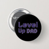 Pixel Level Up Dad Gamer ピン - 黒地に紫 (正面&裏面)
