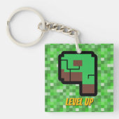 Pixelated Gamer Green Building Level Up 9 キーホルダー (正面)