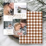 Plaid 4結婚した写真メリー（新婚） シーズンカード<br><div class="desc">この祝とPlaid 4メリー写真のラブストーリーを美しく伝える結婚したNewlywed Holiday Cardで新婚のホリデーシーズン。このデザインは暖かさとエレガンスを放射し、居心地の良い素朴な魅力と時代を超越した洗練を融合させる。それぞれの写真感じは、一緒に旅を垣間見るように、雪の抱擁の魔法と共有された瞬間の優しさをキャプチャする。微妙な格子模様は、親密な集まりや火消しの笑いの記憶を呼び起こし、その節目の喜びと重要性に対する洗練されたタイポグラフィを呼び起こ話す。友人、家族、愛する人と共有するのに最適なカードで、あなたの愛を心のメッセージに変換する。新しいチャッ祝ターの作成や家族のための記念の品の作成、または特別な日の思い出としてフレームに使用する。あなたは冬の結婚式を思い出すか、単に季節を抱き込むかは、このカードはストーリーテリングのためのキャンバスである。著作権Anastasia Surridge、全著作権所有。</div>