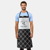 Plaid Black White Tartan Farmhouse Kitchen エプロン (着用した状態)
