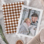 Plaid & Script メリー結婚した Photo Christmas Card シーズンカード<br><div class="desc">この美祝しくデザインされたPlaid & Script メリー Photo Christmas Cardで結婚したは、初めてのクリスマスを新婚として楽しむことができ、親密な写真レイアウトとカラメルとホワイトバッファローのチェックスタイリッシュプレイドバックアを備えている。家族や友人に暖かい休日の願いを送るのに最適な、このカードは特別な瞬間の優雅さと一緒にあなたの新しい旅の喜びをキャプチャする。冬の結婚式、休日のお知らせ、または感謝のメモに最適な、このカードは時代を超越して汎用性がある。一致する製品、色のバリエーション、またはパーソナライズされたデザインの変更を探しているあなたの大事な行事に完璧に合った特注オプションのためのデザイナーに手を伸ばす。著作権Anastasia Surridge、全著作権所有。</div>