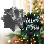 Plaid & Script 結婚した Big Photoメリー Christmas オーナメントカード<br><div class="desc">これらのフェスティバル紙オーナメントカードは独身の、カードの前面に大きな写真を備えている。背面には緑と黒の格子状の背景、白で大きなEDITABLEスクリプトのグリーティング、クラシックセリフフォントのテキストが収まっている。これらのオーナメントは、クリスマスツリーに表示できる記念のカードになる素晴らしいホリデーカードを作る。彼らはまた、ギフトラベルとして素晴らしい！</div>