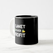 Planet over Profit – サステナビリティ ツートーンマグカップ (正面左)