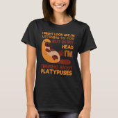Platypus Thinking About Duck-Billed Zoologist Vete Tシャツ (正面)