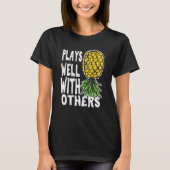 Play Well With Others Up Side Down Pineapple Quote Tシャツ (正面)