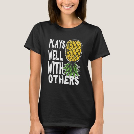 Play Well With Others Up Side Down Pineapple Quote Tシャツ (正面)
