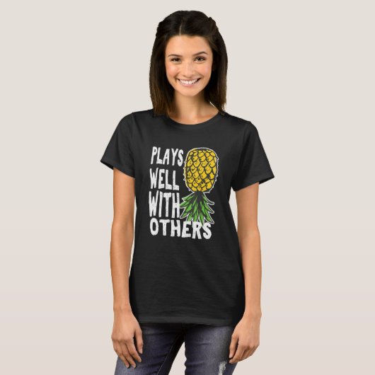 Play Well With Others Up Side Down Pineapple Quote Tシャツ (正面フル)