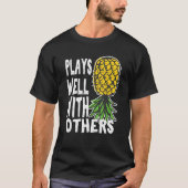 Play Well With Others Up Side Down Pineapple Quote Tシャツ (正面)