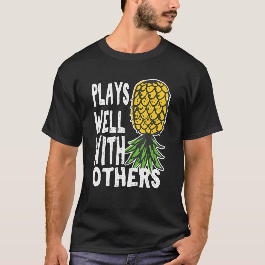 Play Well With Others Up Side Down Pineapple Quote Tシャツ (正面)