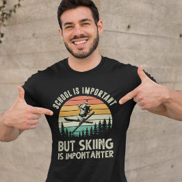 Playera School is Important But Skiing is importan Tシャツ
