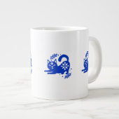 Playful Blue Cat Jumbo Coffee Mug – CozyBun ジャンボコーヒーマグカップ (正面右)