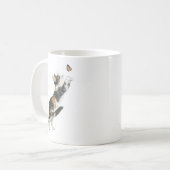 Playful Calico Cat and Butterfly Watercolor Mug コーヒーマグカップ (正面左)