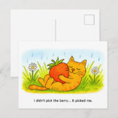 Playful Cartoon Cat Hugging Big Strawberry ポストカード (正面/裏面)
