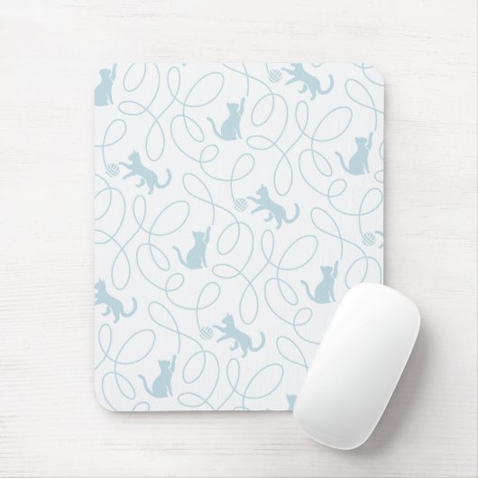 Playful Cat and Yarn Ball Pattern Light Blue マウスパッド (マウス)