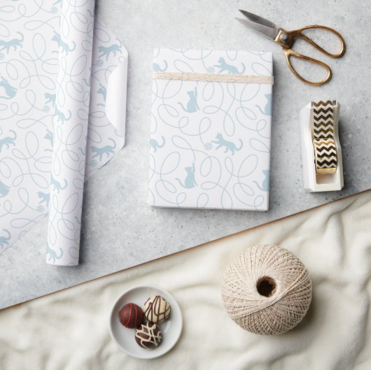Playful Cat and Yarn Ball Pattern Light Blue ラッピングペーパー (クラフト)