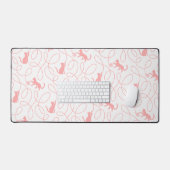 Playful Cat and Yarn Ball Pattern Light Coral Pink デスクマット (キーボード&マウス)